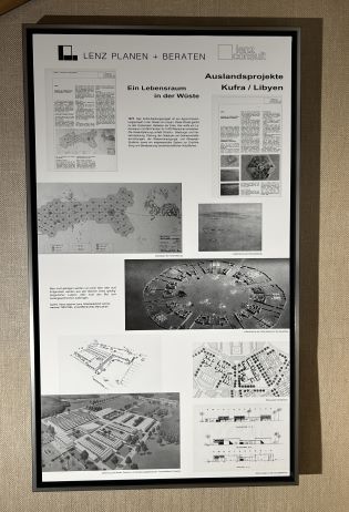 Ausstellung mit Wandtafeln